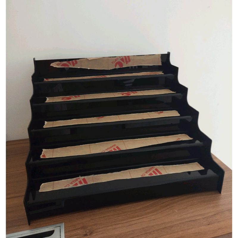 Rak Display Hitam Bertingkat